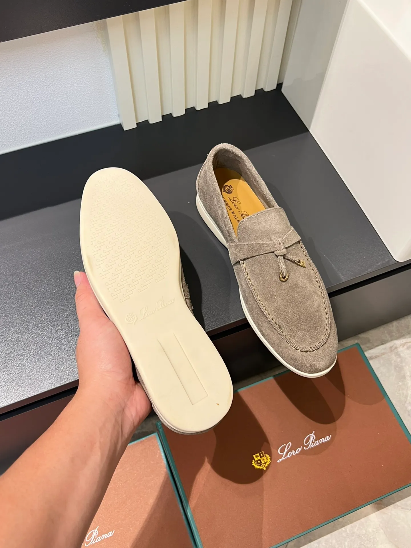 Men's shoes 💰p360 "Loro men's shoes 💰pian'*" Classic L men's shoes for couples 💰p Top version British flat loafers, a must-have item in old money style, the minimalist design is eye-catching and durable, a plus point for dressing The soft foot feel and texture are outstanding. They don’t scratch your feet and are very nice. They are matched with soft and waxy soles. They can be worn daily for a long time without getting tired. They are easy to wear, versatile and classic items, with perfect foot feel and texture! Imported cashmere fabric, the lining is made of imported A-grade water-dyed cow lining, the top version of the genuine leather midsole is sewn with pure handmade mark thread! Size: Female 35-40 (34. Customized) Male 38-44 (45.46. Customized)